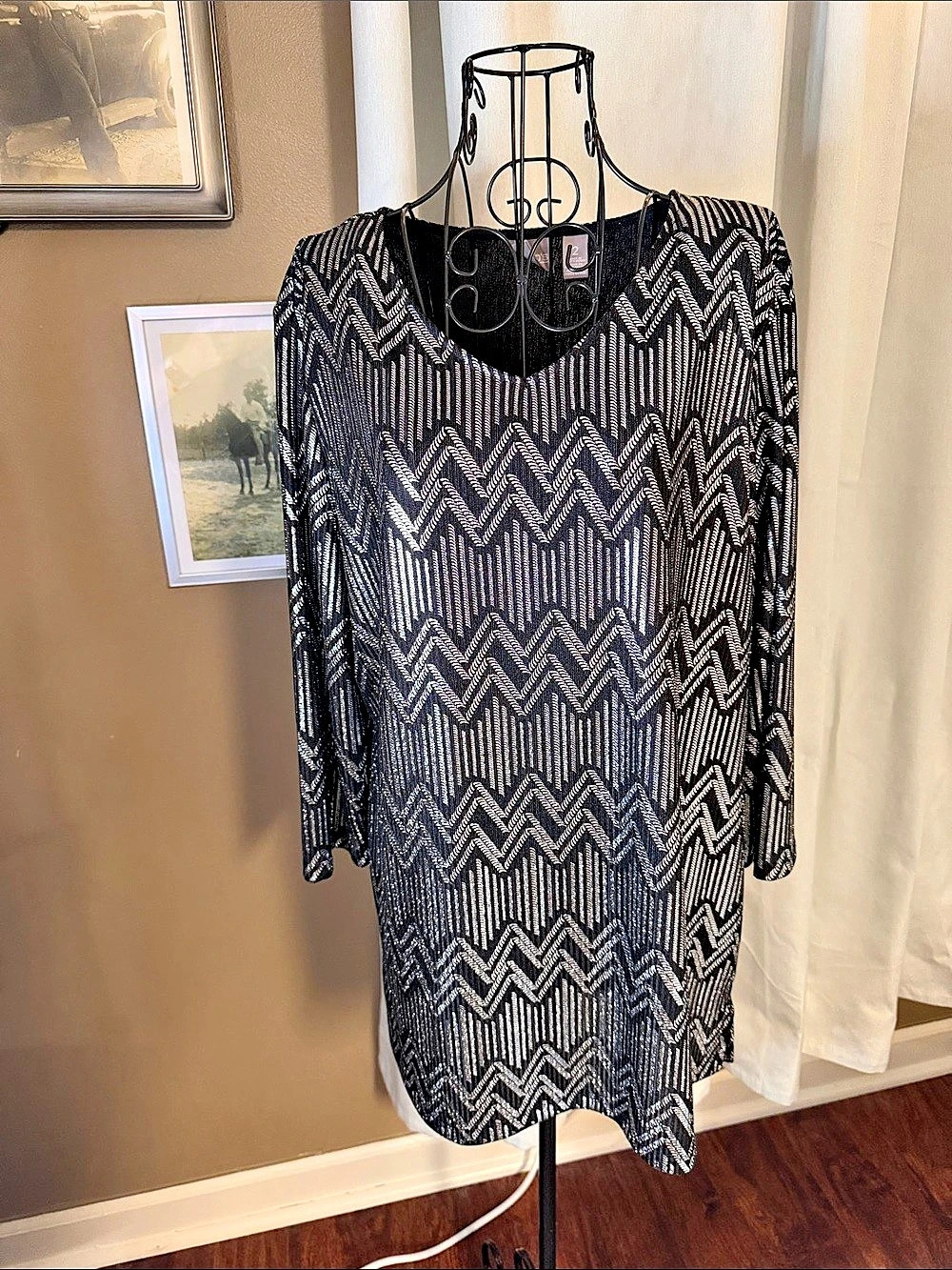 Chico's Geometric tunic top in Black & silver Size 2
